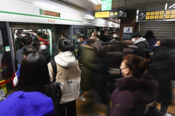 지난달 1일 오전 서울 2호선 시청역에서 승객들이 오가고 있다. 연합뉴스