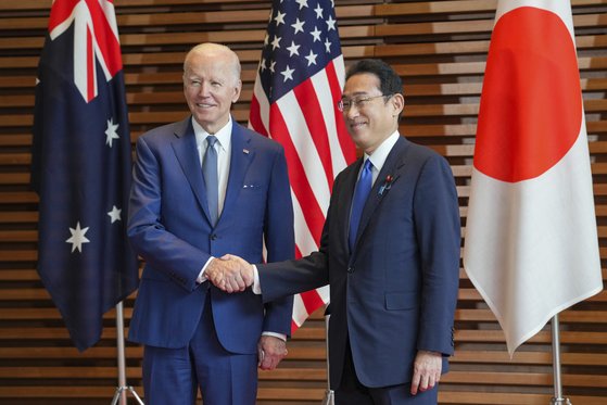 조 바이든 미국 대통령과 기시다 후미오 일본 총리가 지난해 5월 24일 쿼드 정상회의가 열리는 도쿄 총리관저에서 만나 악수를 하고 있다. AP=연합뉴스