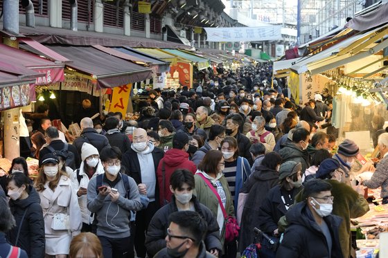 지난해 12월 28일 일본 도쿄 우에노에 있는 아메요코 재래시장이 관광객들로 붐비고 있다. EPA=연합뉴스 