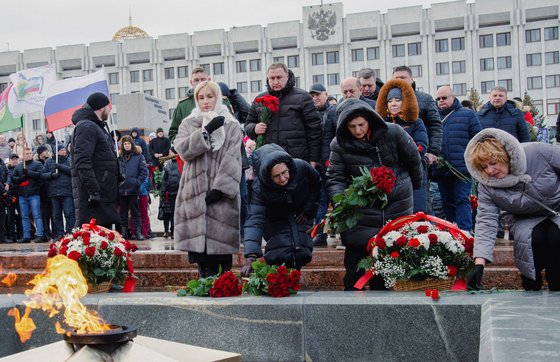  러시아인들이 지난 3일 러시아 중부 사마라에서 열린 마키이우카 임시 훈련소에서 사망한 러시아 군인을 추모하는 행사에 참석해 헌화하고 있다. 로이터=연합뉴스
