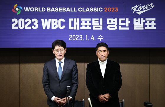 이강철 감독(왼쪽)과 조범현 기술위원장이 4일 KBO에서 WBC 명단 발표 기자회견을 열었다. 연합뉴스