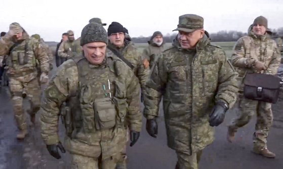 러시아군이 우크라이나 전선에서 밀리면서 블라디미르 푸틴 러시아 대통령이 추가 동원령을 내릴 수 있다는 관측이 나오고 있다. 사진은 지난 22일 우크라이나 전선을 시찰하고 있는 세르게이 쇼이구 러시아 국방장관(가운데) 모습. EPA=연합뉴스