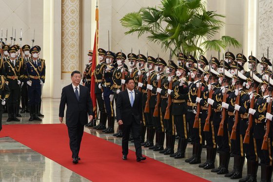 4일 베이징 인민대회당 북대청에서 시진핑(왼쪽) 중국 국가주석이 페르디난드 마르코스(오른쪽) 필리핀 대통령과 함께 의장대를 사열하고 있다. EPA=연합뉴스