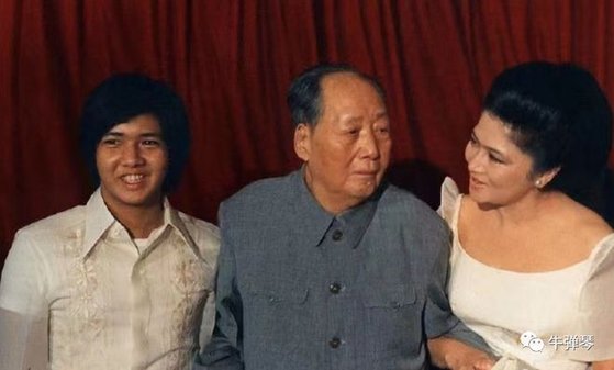 지난 1974년 17세 나이로 베이징을 방문한 페르디난드 마르코스 주니어(왼쪽) 현 필리핀 대통령이 마오쩌둥(가운데) 중국 주석, 모친 이멜다(오른쪽) 여사와 기념 촬영을 하고 있다. 뉴탄친 웨이보 캡쳐