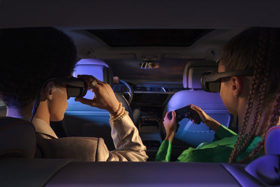 아우디가 CES 2023에서 선보인 가상현실(VR) 게임 홀로라이드. 차량의 움직임에 따라 뒷자리 승객이 VR 게임을 즐길 수 있는 구독 서비스다. 사진 아우디