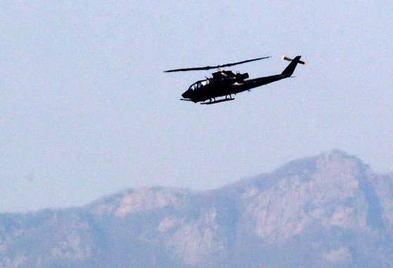 5일 합참 주관으로 열린 합동앙공훈련에서 육군의 AH-1 코브라 공격헬기가 북한 소형 무인기 침투 상황 에 대응히고 있다. 뉴스1