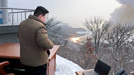 북한이 지난달 16일 고체연료를 사용하는 신형 대륙간탄도미사일(ICBM)을 개발하기 위한 것으로 보이는 고출력 로켓엔진 시험에 성공했다고 밝혔다. 조선중앙TV 화면=연합뉴스
