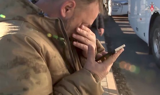  지난 1일 러시아군 임시 훈련소가 미국이 지원한 다연장로켓인 고속기동포병로켓체계(HIMARS·하이마스)의 공격을 받았다. 러시아 국방부는 병사들의 개인 휴대폰 사용으로 인한 위치 노출이 원인이라고 발표했다. 사진은 지난달 6일 포로 교환으로 풀려난 러시아 병사가 가족에게 전화하고 있는 모습. AP=연합뉴스