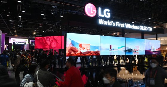 LG전자가 지난 5일(현지시간) 세계 최대 가전·IT(정보기술) 박람회 'CES 2023'에서 세계 최초로 4K 120Hz 무선 전송 솔루션을 탑재한 'LG 시그니처 올레드 M'을 시연해 관람객들의 이목을 집중시키고 있다. 사진 LG전자