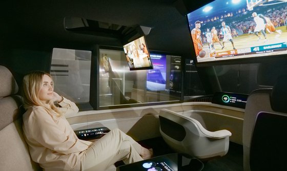 5일(현지시간) 미국 라스베이거스에서 열린 '소비자가전쇼(CES) 2023'에서 LG디스플레이가 처음으로 전시 부스를 열고 차량용 디스플레이 제품을 소개했다. 사진은 모델이 '차량용 18인치 슬라이더블 OLED'로 영상을 감상하는 모습. 사진 LG디스플레이