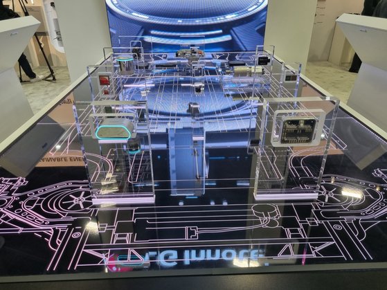LG이노텍이 미국 라스베이거스에서 열린 '소비자가전쇼(CES) 2023'에 처음 부스를 열고, 전장 부품 16개를 총망라한 차량 모형을 설치했다. 최은경 기자