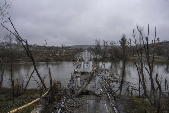 6일(현지시간) 우크라이나 보고르디치네 마을에서 시베르스키-도네츠강을 가로지르는 다리가 파괴된 모습이 포착됐다. AP=연합뉴스