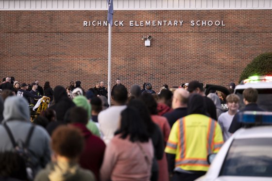 지난 6일(현지시간) 버지니아 주 뉴포트 뉴스에서 총기 난사 사건이 발생한 후 학생들과 경찰이 리치넥 초등학교 밖에 모여 있다. AP=연합뉴스
