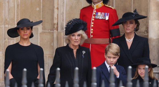 해리 왕자의 아내 메건 마클(왼쪽)과 커밀라 왕비(가운데), 케이트 왕세자빈(오른쪽 위) 등이 지난해 9월 19일 영국 런던에서 열린 엘리자베스 2세 여왕의 장례식에 참석했다. 로이터=연합뉴스