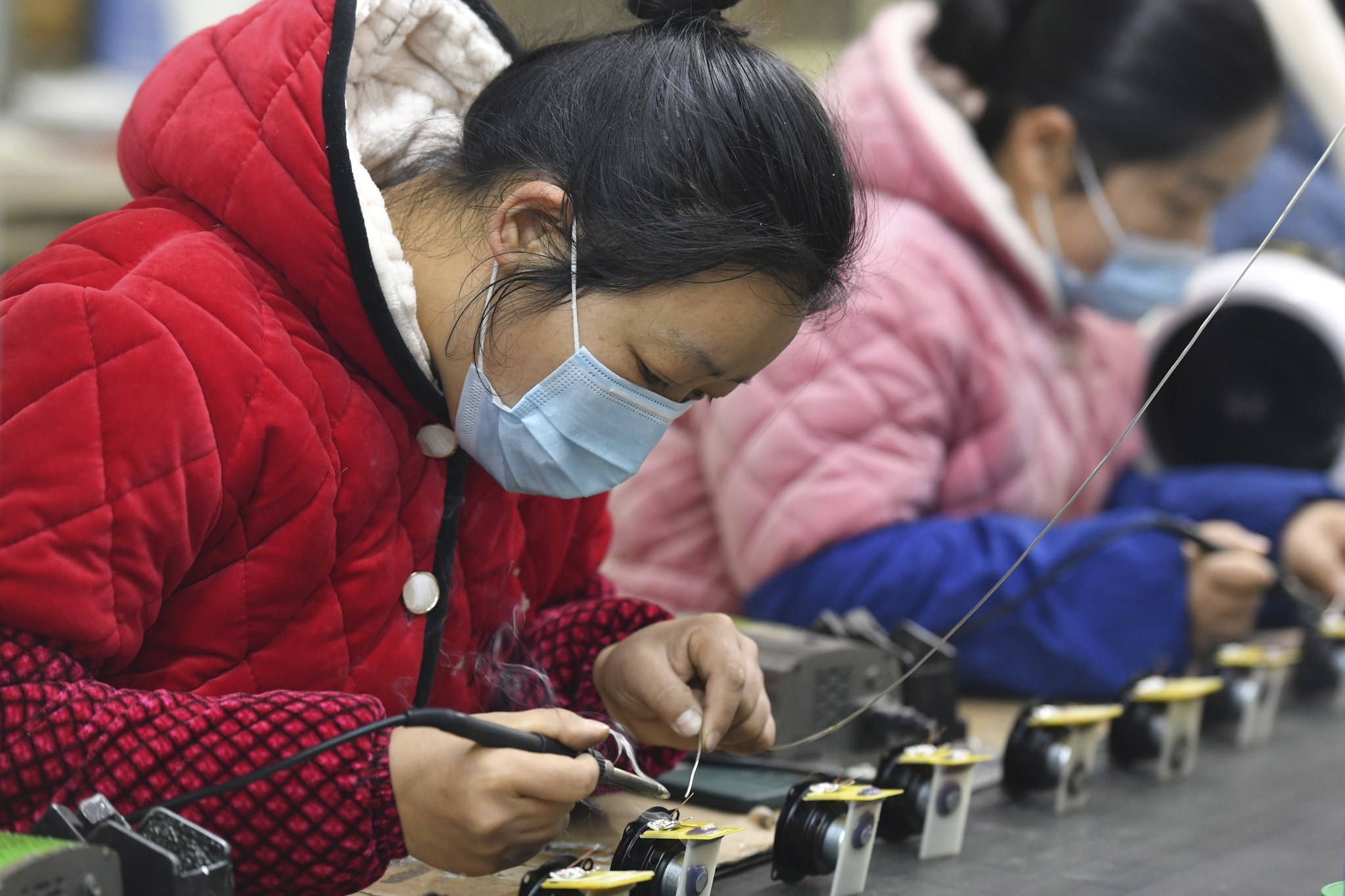 지난해 12월 중국 안후이성의 전자 공장에서 근무하는 중국 근로자들. AP=연합뉴스