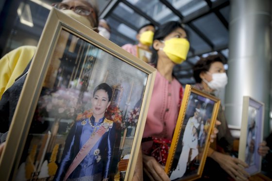 지난해 12월 14일 쭐라롱껀 병원 앞에서 팟차라끼띠야파 공주의 쾌유를 기원하는 태국인들이 그의 사진을 들고 있다. EPA=연합뉴스