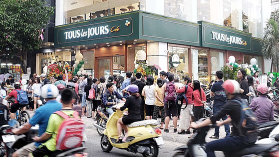  뚜레쥬르 베트남 칸호이점은 오픈 직후 호찌민 핫플레이스로 자리잡았다. 많은 고객들이 매장을 방문하기 위해 줄을 선 모습. 사진 CJ푸드빌