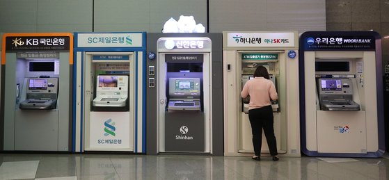 서울의 한 건물에 설치된 은행의 현금자동입출금기. 뉴스1