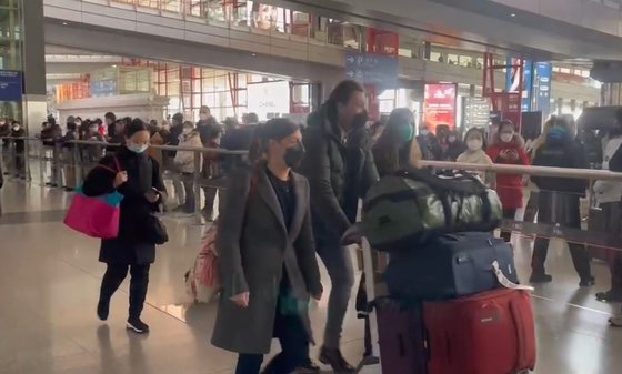 8일 베이징 서우두공항 입국장에 시설 격리 없이 들어서는 외국인 가족. 사진=박성훈 특파원
