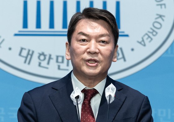 안철수 국민의힘 의원이 9일 오전 서울 여의도 국회 소통관에서 당 대표 출마 기자회견을 하고 있다. 뉴스1