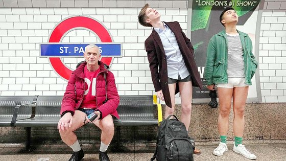  8일 영국 런던에서 바지 벗고 지하철 타기에 참여한 시민들이 지하철을 기다리고 있다. AP=연합뉴스