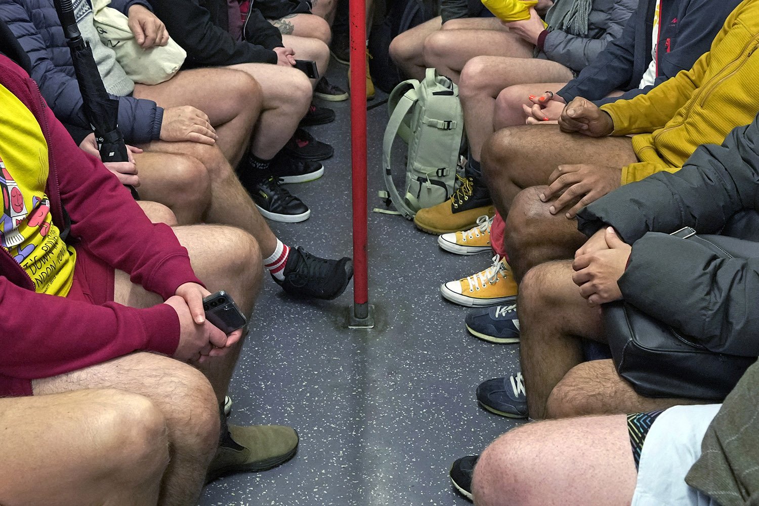 8일 영국 런던에서 열린 바지 벗고 지하철 타기에 참가한 승객들이 지하철에 탑승해 마주 앉아 있다. AP=연합뉴스
