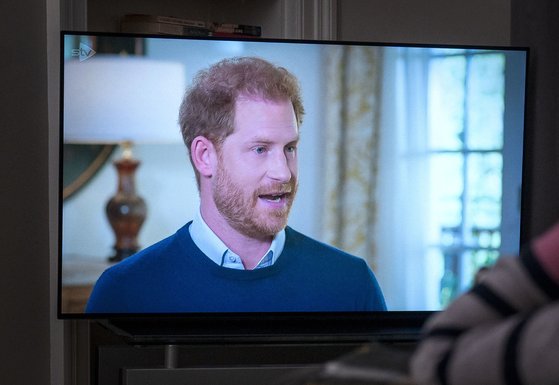 영국 ITV와 인터뷰를 갖는 해리 왕자의 모습이 TV로 방영되고 있다. AP=연합뉴스