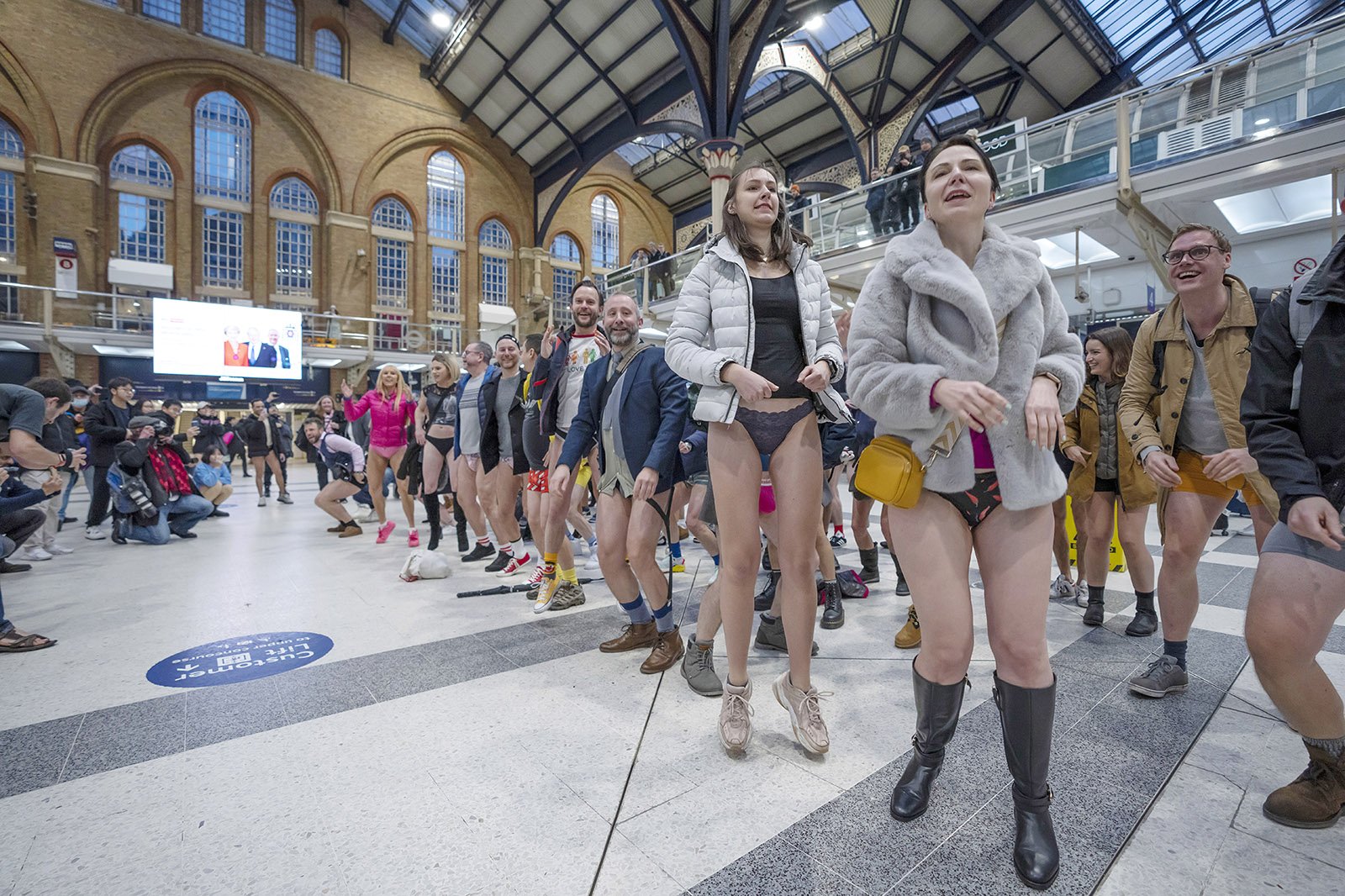 8일 영국 런던에서 열린 '바지 벗고 지하철 타기' 참가자들이 지하철역에서 춤추고 있다. AP=연합뉴스