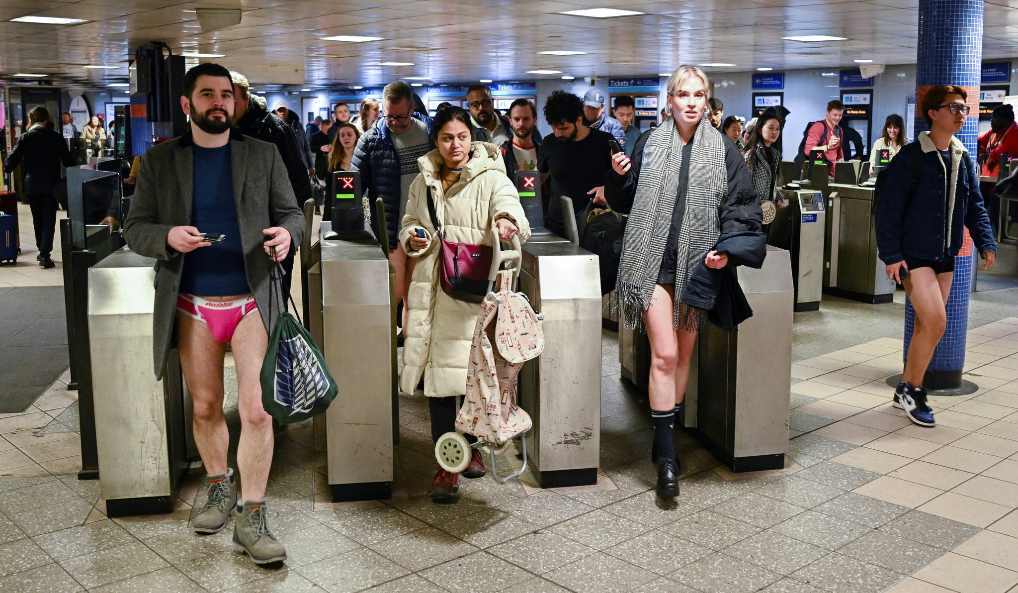 8일 영국 런던에서 열린 바지 벗고 지하철 타기’ 참가자들이 행사 참가를 위해 개찰구를 빠져나가고 있다. 로이터=연합뉴스