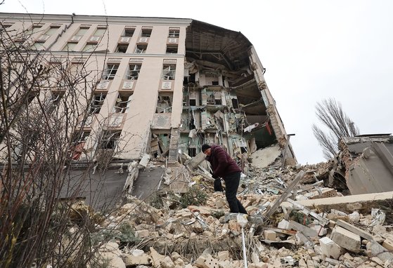 4일 오후(현지시간) 우크라이나 키이우 시내의 한 호텔이 지난해 12월 31일 러시아의 공습으로 무너져 있다. 연합뉴스