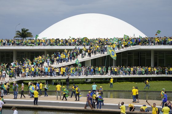 8일(현지시간) 브라질 수도 브라질리아 의회 건물에 자이르 보우소나루 전 대통령 지지자들이 몰려들고 있다. AP=연합뉴스