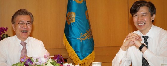 2017년 5월 11일 당시 문재인 대통령이 조국 민정수석과 만나 환하게 웃고 있다. 연합뉴스