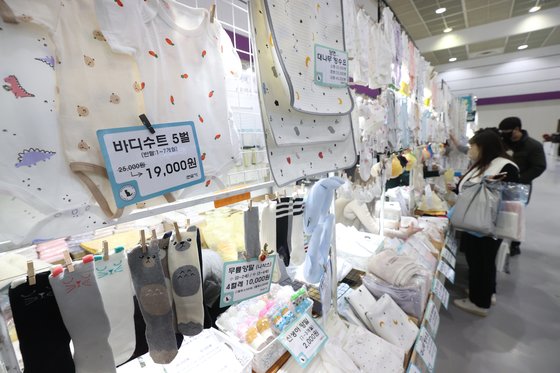 지난 5일 오전 서울 강남구 코엑스에서 열린 '2023 맘스홀릭베이비페어'에서 참관객들이 임신 출산 용품을 둘러보고 있다. 연합뉴스
