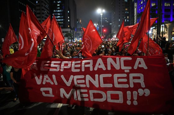 브라질 최대도시 상파울루에서 민주주의 수호를 외치는 시위대들. AFP=연합뉴스