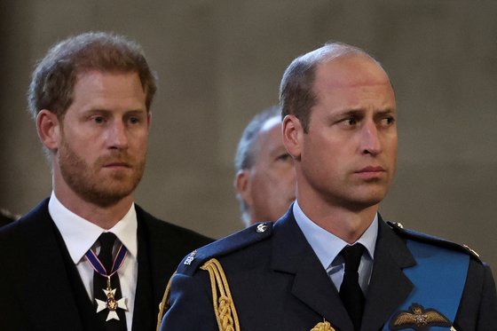 영국 윌리엄 왕세자(오른쪽)와 해리 왕자(왼쪽)가 지난해 9월 14일 런던 버킹엄궁에서 열린 엘리자베스 2세 여왕의 장례 행사에 참석했다. 로이터=연합뉴스