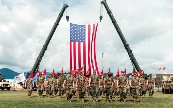 지난해 3월 3일 미국 하와이 해병대 기지에서 열린 해병연안연대(MLR) 창설식에서 병사들이 행진하고 있다. [미 해병대 트위터] 