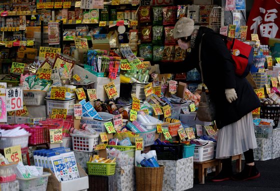 일본 도쿄 소비자물가지수(CPI·신선식품 제외)가 전년 대비 4.0% 상승하면서 40여년 만에 최고치를 기록한 가운데 한 여성이 10일 도쿄 시내 가게에서 물건을 고르고 있다. [로이터=연합뉴스]