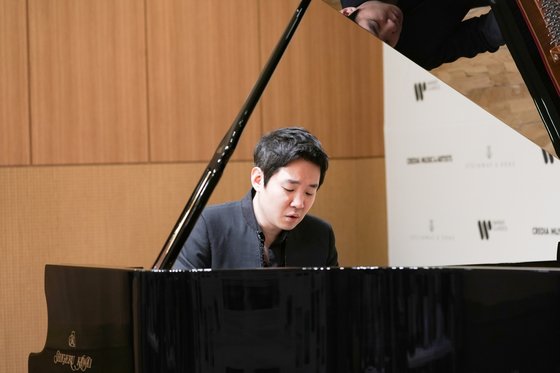 한국 데뷔 20주년을 맞은 피아니스트 임동혁이 지난해 3월15일 서울 서초구 코스모스아트홀에서 열린 기자간담회에서 연주하고 있다. 연합뉴스