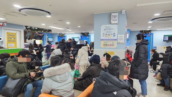지난 2일 오전 서울 구로구에 위치한 우리아이들병원 2층에 환자와 보호자 약 150명이 진료 대기를 하고 있다. [병원 제공] 