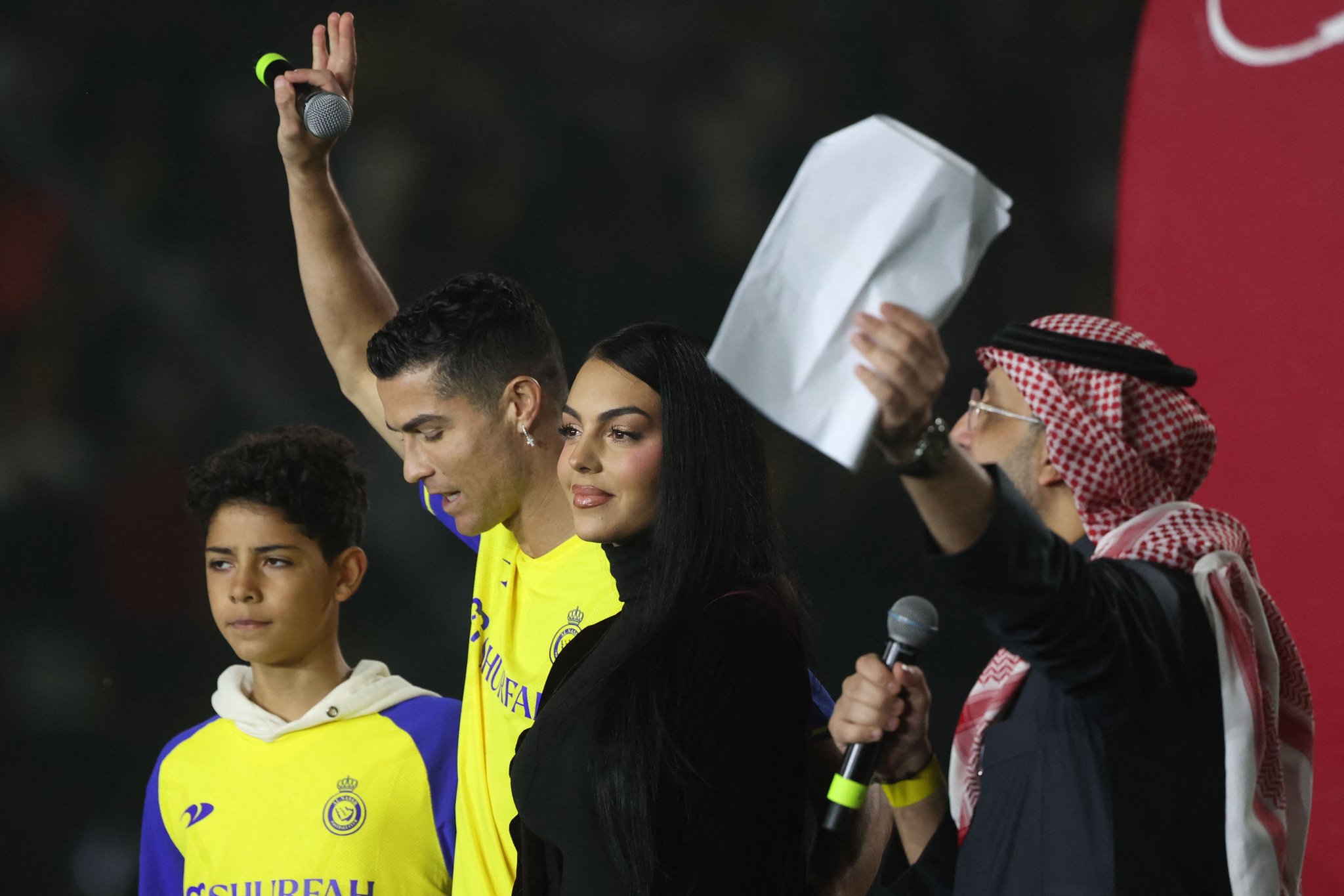 사우디 알 나스르 입단식에 가족과 함께 참석한 호날두(왼쪽 둘째). AFP=연합뉴스