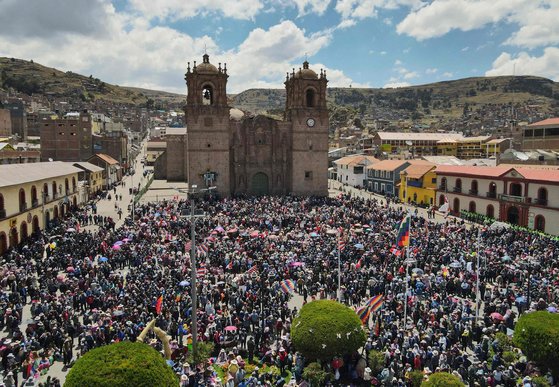 수백명의 인파가 9일(현지시간) 페루 남동부 푸노 지역 시위에 참여했다. AFP=연합뉴스