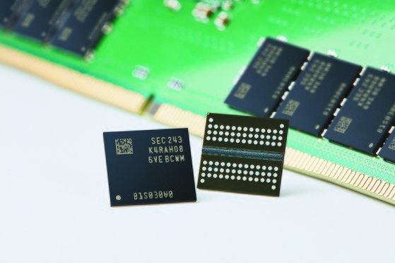 삼성전자가 12나노미터급 공정에서 만들어 최근 AMD 호환성 검증을 마친 16Gb DDR5 D램. 하반기 이후 메모리 반도체의 주력은 DDR5 등 차세대 제품이 될 전망이다. 사진 삼성전자