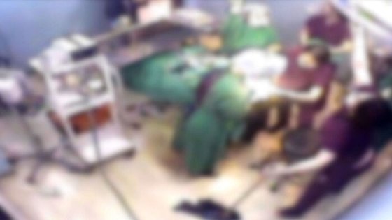 지난 2016년 고(故) 권대희 씨 수술 당시 바닥까지 흘러내린 피를 간호조무사가 걸레로 닦고 있는 모습. SBS 8뉴스 캡쳐