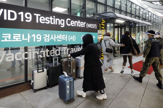 9일 인천국제공항을 통해 중국 지난에서 도착한 입국자들이 PCR 검사센터로 들어가는 모습. 뉴시스
