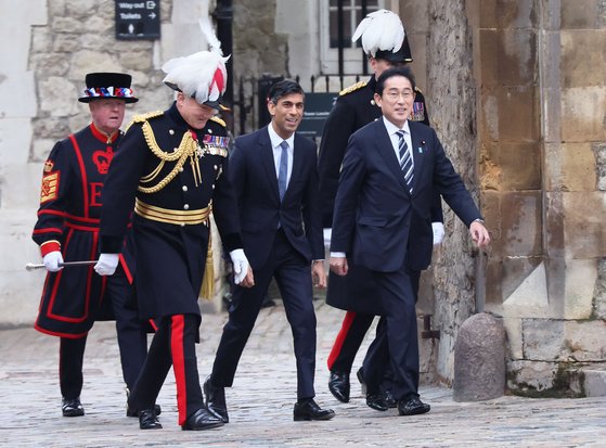 11일 현지시간 영국 런던을 찾은 기시다 후미오 일본 총리(오른쪽)가 리시 수낵 영국 총리와 런던탑에서 만나 정상회담을 가졌다. 사진 일본 총리관저 