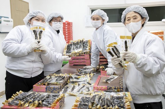 삼성전자 스마트공장 지원을 받은 홍삼 가공식품 업체 '천년홍삼' 직원들이 설 명절용 제품을 생산하고 있다. 사진 삼성