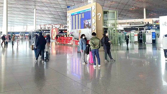 중국 강제격리 폐지 첫날인 지난 8일 베이징 서우두 공항 모습.연합뉴스