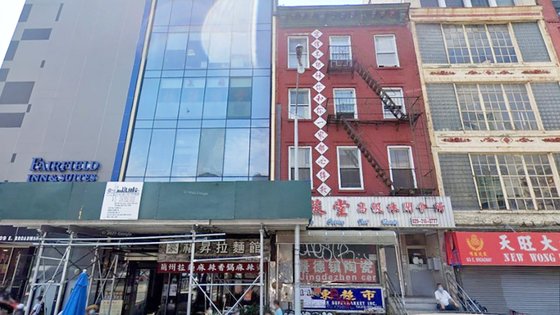 뉴욕타임스는 12일(현지시간) 중국이 미국 뉴욕 차이나타운의 한 건물에 해외 비밀경찰서를 뒀다고 전했다. 중국 비밀경찰서로 지목된 미국 뉴욕 차이나타운의 건물(좌측 두 번째 유리벽 건물). 구글맵 캡처