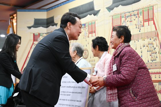 윤석열 대통령과 김건희 여사가 지난 12일 용산 대통령실 청사에서 '칠곡할매글꼴'의 주인공인 칠곡 할머니들과 만나 인사를 나누고 있다. 대통령실 제공