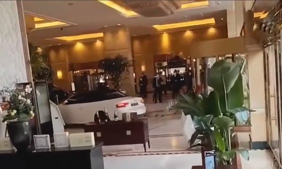 중국 상하이에서 한 20대 남성이 스포츠카를 몰고 호텔 로비로 돌진했다. 사진 트위터 캡처 